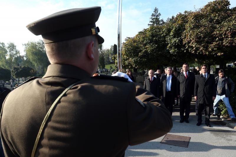 08.10.2013., Zagreb – U povodu Dana neovisnosti na groblju Mirogoju polozeni su zajednicki vijenci predsjednika Republike Hrvatske, predsjednika Hrvatskoga sabora, predsjednika Vlade RH, izaslanstva Oruzanih snaga i izaslanstvo Ravnateljstva policije. U p