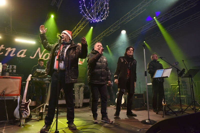 Mladen Grdović pjesmom uveo Poreč u Novu 2017.