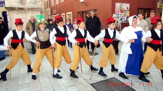 Zadarski karneval 2010: KUD “Druzina” Pag na Narodnom trgu