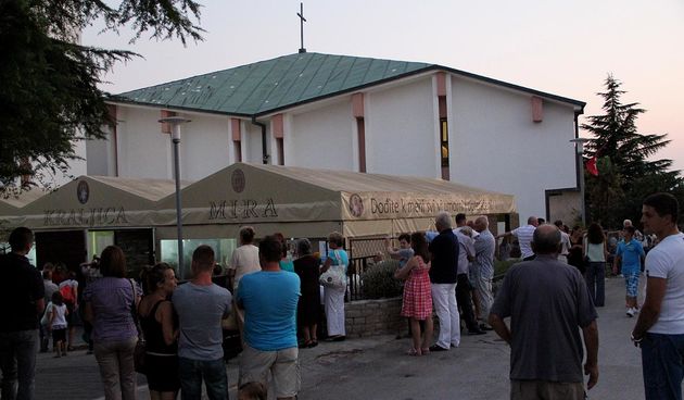 Na Stanovima se Kraljica mira slavi već preko 20 godina, a sinoćnjim misnim slavljem, procesijom i kasnije koncertom na školskom igralištu Stanarci su proslavili još jednu feštu. Koncert su održali grupa Dalmatico i Ivica Sikirić Ićo, foto: I. Perinčić