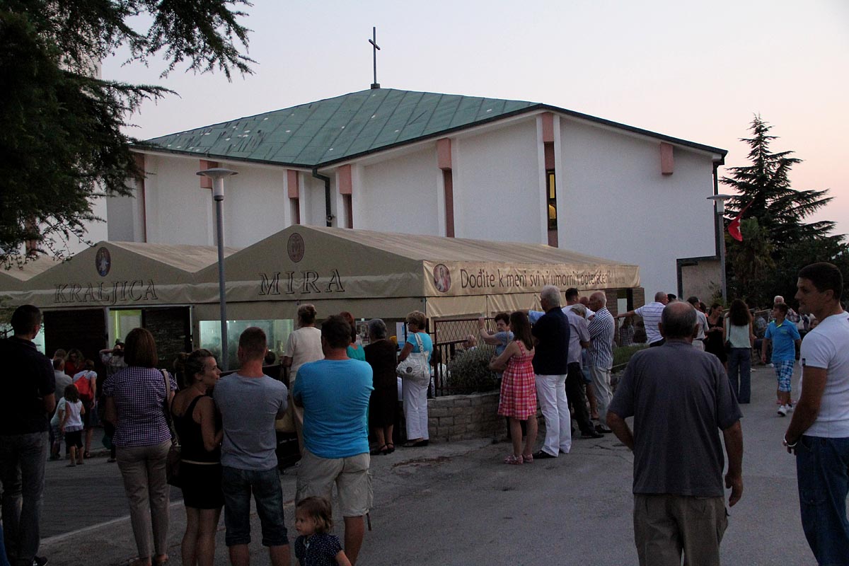 Na Stanovima se Kraljica mira slavi već preko 20 godina, a sinoćnjim misnim slavljem, procesijom i kasnije koncertom na školskom igralištu Stanarci su proslavili još jednu feštu. Koncert su održali grupa Dalmatico i Ivica Sikirić Ićo, foto: I. Perinčić Na Stanovima se Kraljica mira slavi već preko 20 godina, a sinoćnjim misnim slavljem, procesijom i kasnije koncertom na školskom igralištu Stanarci su proslavili još jednu feštu. Koncert su održali grupa Dalmatico i Ivica Sikirić Ićo, foto: I. Perinčić