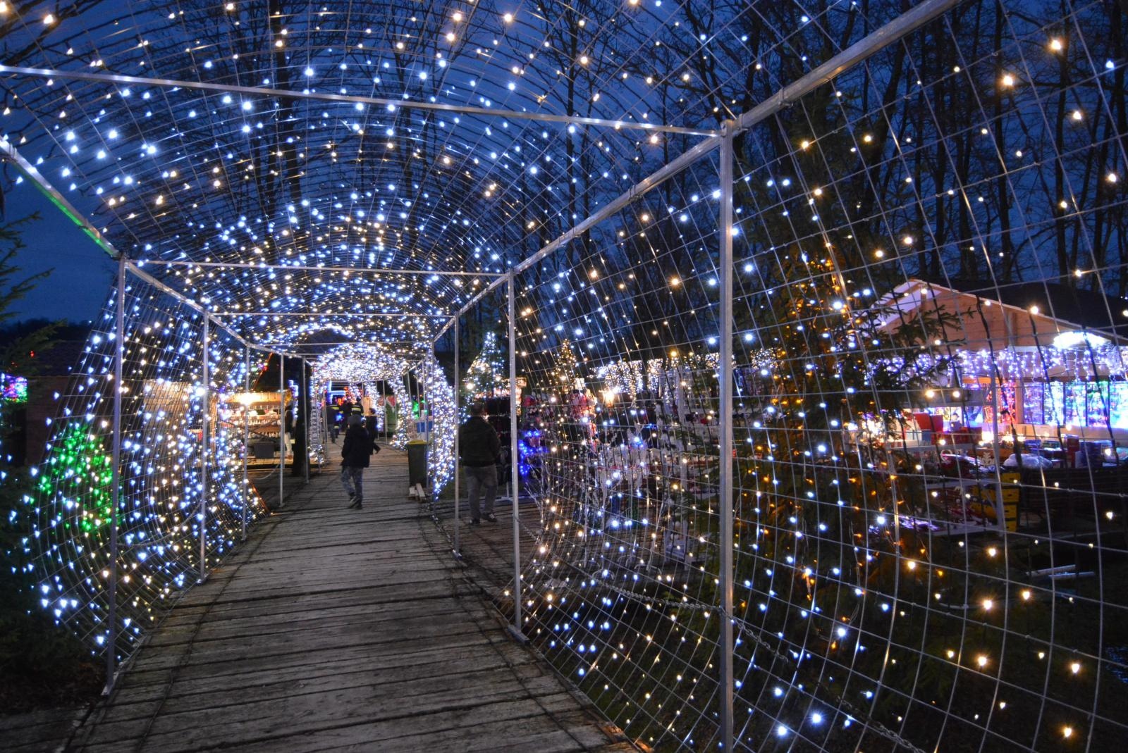 Uz 2,5 milijuna lampica zasjala ovogodišnja božićna bajka u Salajlandu Uz 2,5 milijuna lampica zasjala ovogodišnja božićna bajka u Salajlandu