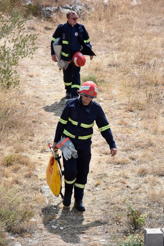 Pristeg: Veliki požar nošen burom približava se kućama, čuju se i detonacije mina