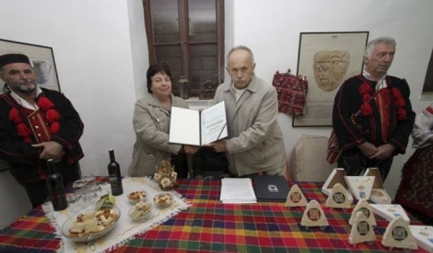 Priznanja KUD-u i Turističkoj zajednici grada Benkovca uručio je Rade Nekić, predsjednik Udruge inovatora Zadarske županije /Jure Mišković/CROPIX