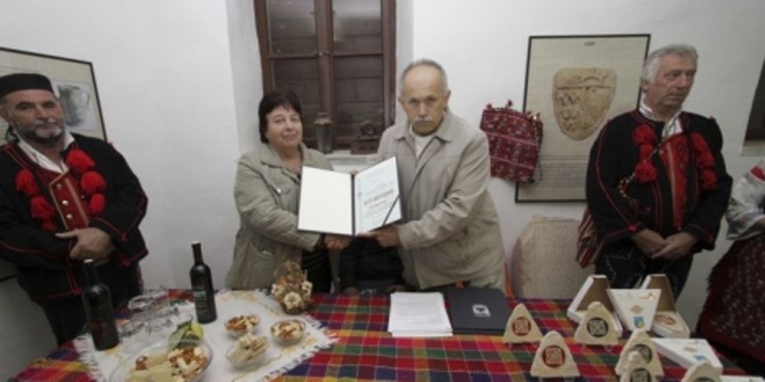 Priznanja KUD-u i Turističkoj zajednici grada Benkovca uručio je Rade Nekić, predsjednik Udruge inovatora Zadarske županije /Jure Mišković/CROPIX Priznanja KUD-u i Turističkoj zajednici grada Benkovca uručio je Rade Nekić, predsjednik Udruge inovatora Zadarske županije /Jure Mišković/CROPIX