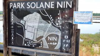 Nin – Povijesni gradic Nin pokraj Zadra za svoju prepoznatljivost ima nadaleko poznatu i najstariju hrvatsku solanu. Pod geslom “Prica o soli…” i dan danas se sol proizvodi na tradicionalan nacin. Photo: Damir Spehar/PIXSELL Nin – Povijesni gradic Nin pokraj Zadra za svoju prepoznatljivost ima nadaleko poznatu i najstariju hrvatsku solanu. Pod geslom “Prica o soli…” i dan danas se sol proizvodi na tradicionalan nacin. Photo: Damir Spehar/PIXSELL