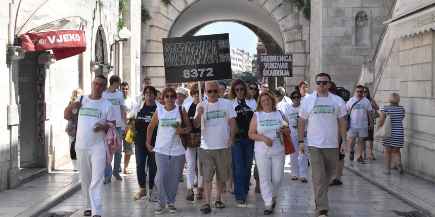 Mimohod gradom Zadrom u znak sjećanja na Srebrenicu Mimohod gradom Zadrom u znak sjećanja na Srebrenicu