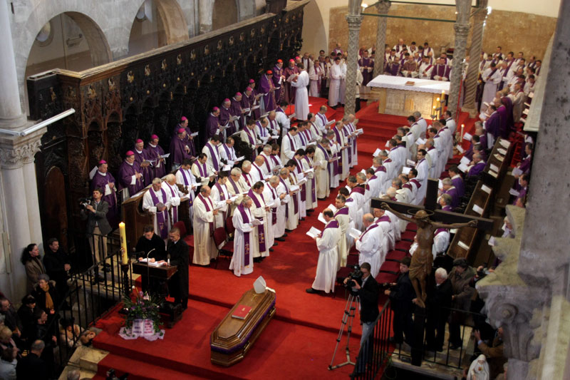 Posljednji ispraćaj nadbiskupa Marijana Oblaka