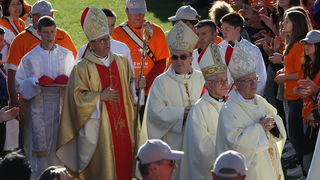 Zadar, 080510.
Zadar je domacin Susreta katolicke mladezi 2010. 
Susret ce trajati dva dana a u njemu ce sudjelovati preko 30.000 mladih iz Hrvatske i svijeta. 
Na slici: misa u sportskom centru Visnjik, dolazak svecenika.
Foto: Vladimir Ivanov  / CROPIX