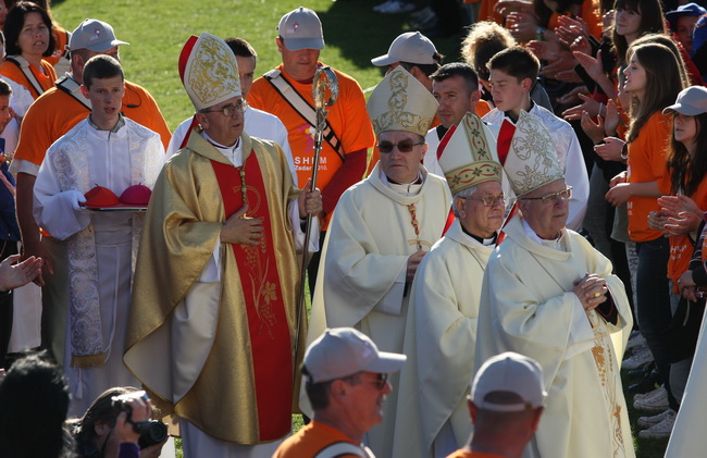 Zadar, 080510.
Zadar je domacin Susreta katolicke mladezi 2010. 
Susret ce trajati dva dana a u njemu ce sudjelovati preko 30.000 mladih iz Hrvatske i svijeta. 
Na slici: misa u sportskom centru Visnjik, dolazak svecenika.
Foto: Vladimir Ivanov  / CROPIX