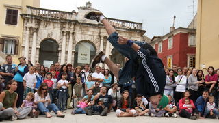 Zadar, 210610.
Povodom Dana borbe protiv ovisnosti zadarski su breakdanceri i hip-hoperi pred brojnim turistima zaplesali na Narodnom trgu.
Foto: Vladimir Ivanov / CROPIX