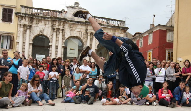 Zadar, 210610.
Povodom Dana borbe protiv ovisnosti zadarski su breakdanceri i hip-hoperi pred brojnim turistima zaplesali na Narodnom trgu.
Foto: Vladimir Ivanov / CROPIX