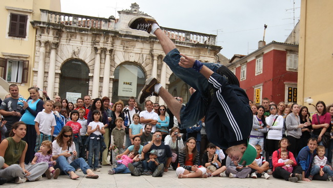 Zadar, 210610.
Povodom Dana borbe protiv ovisnosti zadarski su breakdanceri i hip-hoperi pred brojnim turistima zaplesali na Narodnom trgu.
Foto: Vladimir Ivanov / CROPIX