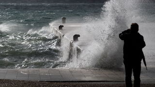 Zadar, 111112.
Jako jugo od ranih jutarnjih sati puse na zadarskom podrucju, temperatura zraka je ugodnih 20 stupnjeva. Detalj sa zadarske rive.
Foto: Jure Miskovic / CROPIX Zadar, 111112.
Jako jugo od ranih jutarnjih sati puse na zadarskom podrucju, temperatura zraka je ugodnih 20 stupnjeva. Detalj sa zadarske rive.
Foto: Jure Miskovic / CROPIX