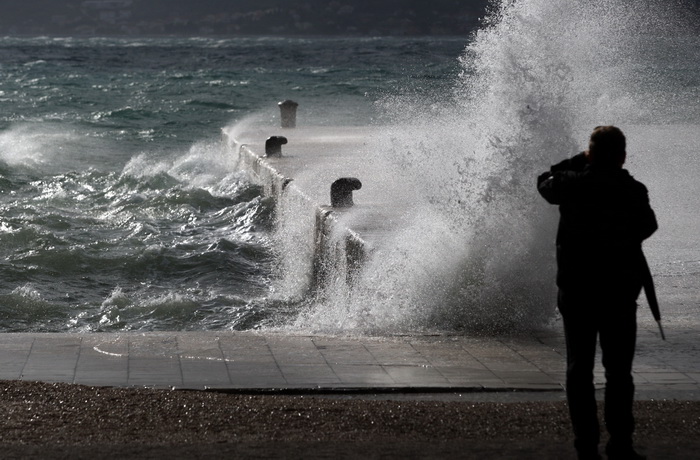Zadar, 111112.
Jako jugo od ranih jutarnjih sati puse na zadarskom podrucju, temperatura zraka je ugodnih 20 stupnjeva. Detalj sa zadarske rive.
Foto: Jure Miskovic / CROPIX Zadar, 111112.
Jako jugo od ranih jutarnjih sati puse na zadarskom podrucju, temperatura zraka je ugodnih 20 stupnjeva. Detalj sa zadarske rive.
Foto: Jure Miskovic / CROPIX