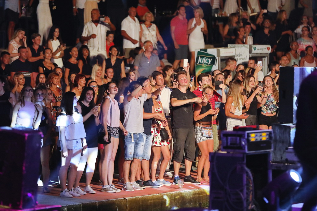 Fenomenalni Petar Grašo raspjevao i rasplesao Biograd Fenomenalni Petar Grašo raspjevao i rasplesao Biograd