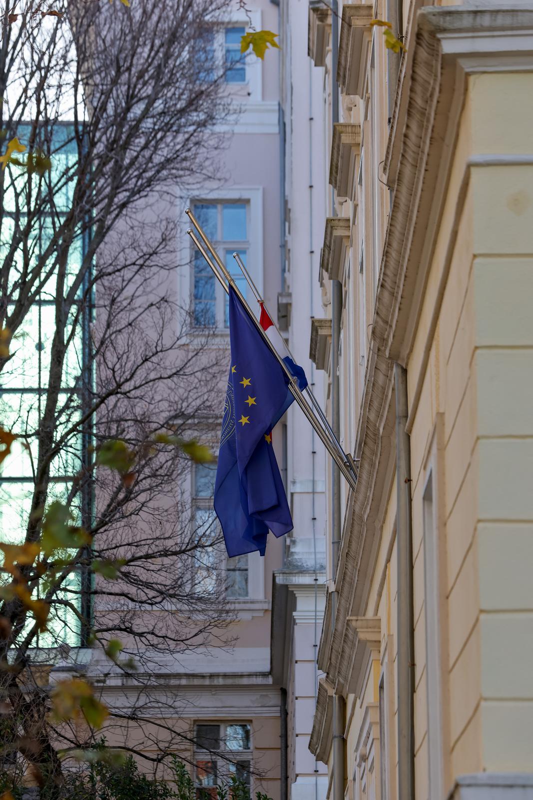 Zbog dana žalosti u Zadru su zastave na pola koplja