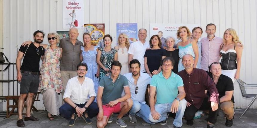 U internom kaficu kazalista Gavella prezentiran je program festivala Novaljski trijatar. Uz to dodijeljena je nagrada Kata novaljka, glumici Barbari Nola za najbolju izvedbu na proslogodisnjem festivalu U internom kaficu kazalista Gavella prezentiran je program festivala Novaljski trijatar. Uz to dodijeljena je nagrada Kata novaljka, glumici Barbari Nola za najbolju izvedbu na proslogodisnjem festivalu