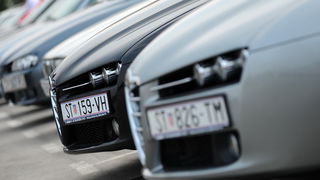 Zadar, 250312.
Vlasnici i ljubitelji automobilske marke Alfa Romeo okupili su se jutros na parkiralistu jedrilicarskog kluba Uskok kako bi pokazali svoje limene ljubimce i razgledali tudje.
Na slici: detalj sa dogadjanja.
Foto: Luka Gerlanc / CROPIX Zadar, 250312.
Vlasnici i ljubitelji automobilske marke Alfa Romeo okupili su se jutros na parkiralistu jedrilicarskog kluba Uskok kako bi pokazali svoje limene ljubimce i razgledali tudje.
Na slici: detalj sa dogadjanja.
Foto: Luka Gerlanc / CROPIX