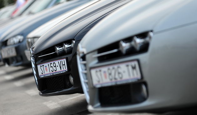 Zadar, 250312.
Vlasnici i ljubitelji automobilske marke Alfa Romeo okupili su se jutros na parkiralistu jedrilicarskog kluba Uskok kako bi pokazali svoje limene ljubimce i razgledali tudje.
Na slici: detalj sa dogadjanja.
Foto: Luka Gerlanc / CROPIX