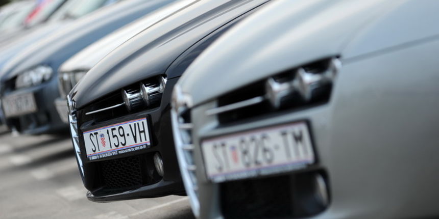 Zadar, 250312.
Vlasnici i ljubitelji automobilske marke Alfa Romeo okupili su se jutros na parkiralistu jedrilicarskog kluba Uskok kako bi pokazali svoje limene ljubimce i razgledali tudje.
Na slici: detalj sa dogadjanja.
Foto: Luka Gerlanc / CROPIX