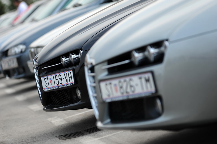 Zadar, 250312.
Vlasnici i ljubitelji automobilske marke Alfa Romeo okupili su se jutros na parkiralistu jedrilicarskog kluba Uskok kako bi pokazali svoje limene ljubimce i razgledali tudje.
Na slici: detalj sa dogadjanja.
Foto: Luka Gerlanc / CROPIX Zadar, 250312.
Vlasnici i ljubitelji automobilske marke Alfa Romeo okupili su se jutros na parkiralistu jedrilicarskog kluba Uskok kako bi pokazali svoje limene ljubimce i razgledali tudje.
Na slici: detalj sa dogadjanja.
Foto: Luka Gerlanc / CROPIX