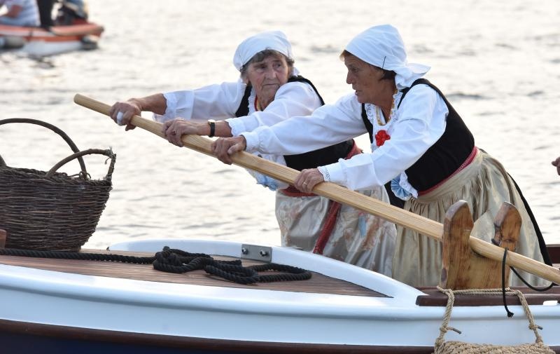 Krapanj: Održana tradicionalna ženska regata gajeta na vesla. Photo: Hrvoje Jelavić/PIXSELL Krapanj: Održana tradicionalna ženska regata gajeta na vesla. Photo: Hrvoje Jelavić/PIXSELL