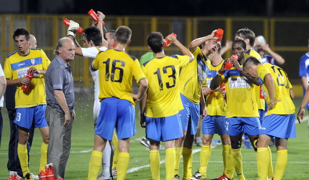 Zapresic, 260811.
Gradski stadion u Zapresicu.
Nogometna utakmica 6. kola 1. HNL izmedju NK Inter Zapresic i NK Zadar.
Na slici: uvedena minuta odmora u 25 minuti utakmice, zbog velikih vrucina da se igraci malo osvjeze sa vodom, Ilija Loncarevic trener I