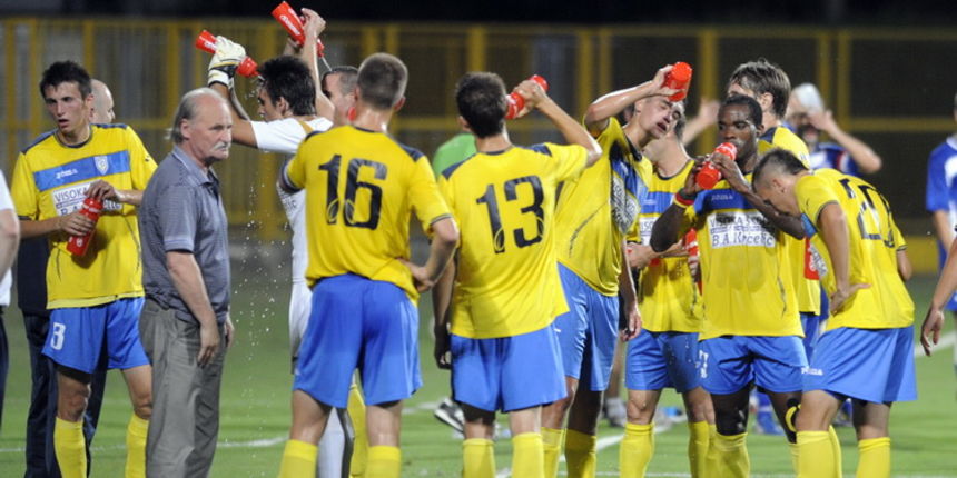 Zapresic, 260811.
Gradski stadion u Zapresicu.
Nogometna utakmica 6. kola 1. HNL izmedju NK Inter Zapresic i NK Zadar.
Na slici: uvedena minuta odmora u 25 minuti utakmice, zbog velikih vrucina da se igraci malo osvjeze sa vodom, Ilija Loncarevic trener I Zapresic, 260811.
Gradski stadion u Zapresicu.
Nogometna utakmica 6. kola 1. HNL izmedju NK Inter Zapresic i NK Zadar.
Na slici: uvedena minuta odmora u 25 minuti utakmice, zbog velikih vrucina da se igraci malo osvjeze sa vodom, Ilija Loncarevic trener I