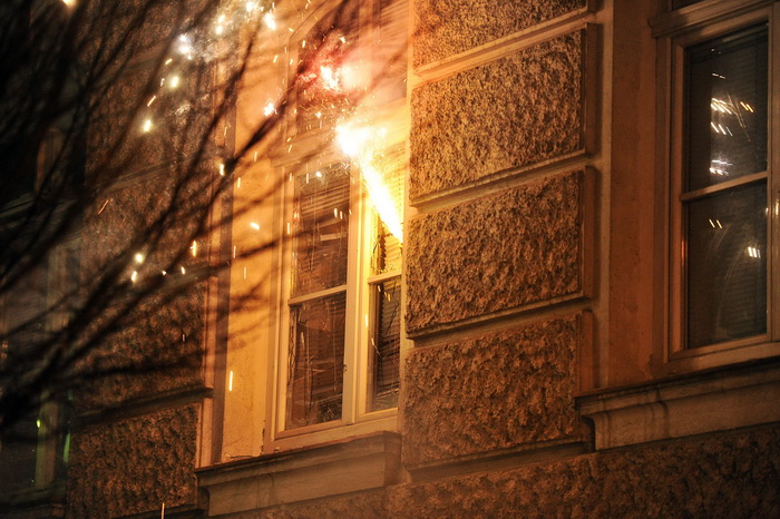 Maribor (Slovenija), 031212.
Prosvjed gradjana Maribora protiv trenutacnog gradonacelnika Franca Kanglera, osumnjicenog za umjesanost u korupciju. Prosvjed je zapoceo okupljanjem nekoliko tisuca ljudi na Trgu Slobode, a zatim se preselio ispred zgrade opc Maribor (Slovenija), 031212.
Prosvjed gradjana Maribora protiv trenutacnog gradonacelnika Franca Kanglera, osumnjicenog za umjesanost u korupciju. Prosvjed je zapoceo okupljanjem nekoliko tisuca ljudi na Trgu Slobode, a zatim se preselio ispred zgrade opc