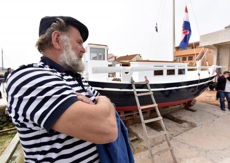 U betinskom brodogradilištu Ante Fržopa svečano je porinut novoizgrađeni tradicionalni murterski brod – leut pod imenom Orlić. Foto: Hrvoje JelavićIPIXSELL