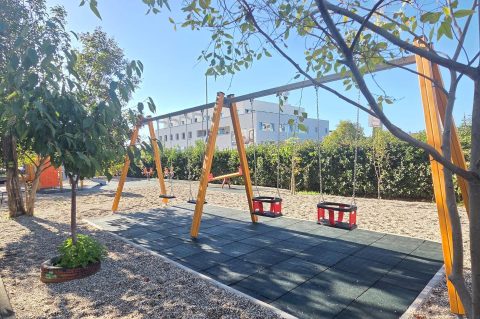 dv radost visnjik dvoriste ljuljacke