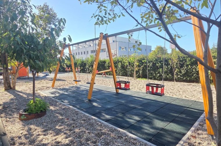 dv radost visnjik dvoriste ljuljacke