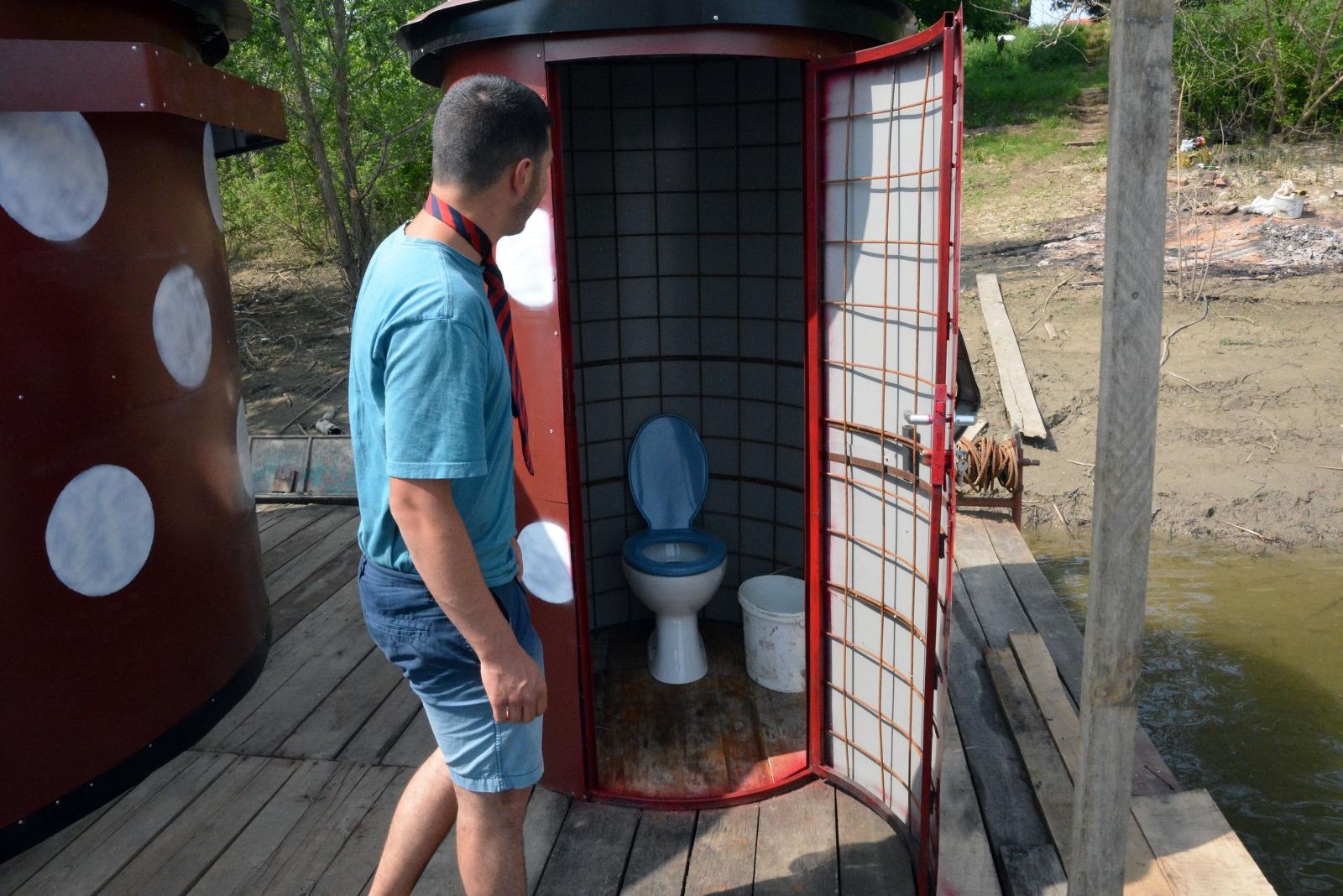 Uskoci: Dok plovimo na splavi, boravimo u loncima – otac i tri sina vlasnici zanimljivog plovila Uskoci: Dok plovimo na splavi, boravimo u loncima – otac i tri sina vlasnici zanimljivog plovila