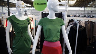 Zagreb, 300911.
Sajam mode Fashion.hr, koji je na Zagrebackom velesajmu okupio 90 izlagaca iz Hrvatske i 29 iz regije, otvorila je predsjednica Vlade RH Jadranka Kosor. 
Na slici: odjeca na sajmu.
Foto: Dragan Matic / Cropix