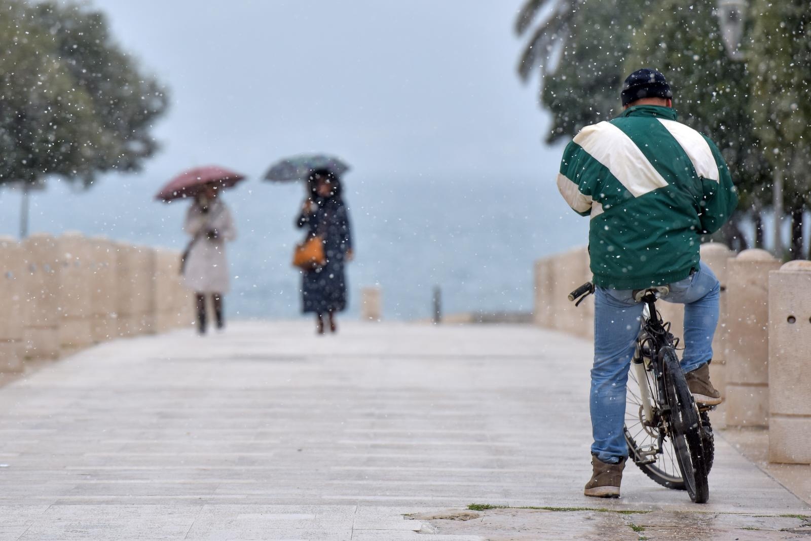 Prve snježne pahulje u Zadru