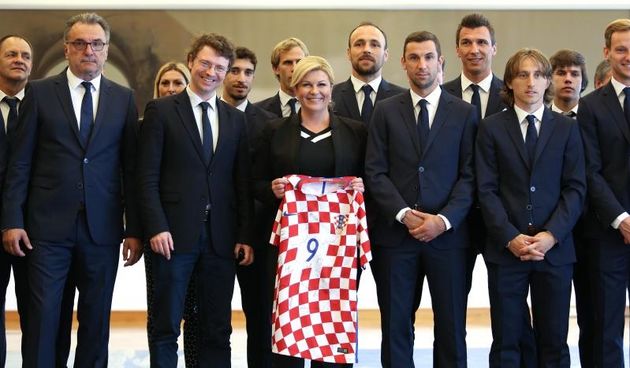 Zagreb – Hrvatska nogometna reprezentacija i celnici HNS-a na primanju kod predsjednice Kolinde Grabar Kitarovic u Uredu Predsjednika. Ante Cacic, Predrag Sustar, Kolinda Grabar-Kitarovic, Gordon Schildenfeld, Darijo Srna, Mario Mandzukic, Luka Modric. Ph