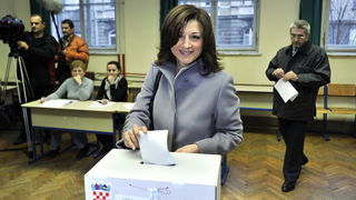 Zagreb, 041211.
Parlamentarni izbori 2011.
Izborno mjesto OS Petra Zrinskog, Krajiska 9.
Na slici: glasovanje Sanje Milanovic, supruge Zorana Milanovica (Kukuriku koalicija).
Foto: Boris Kovacev / CROPIX