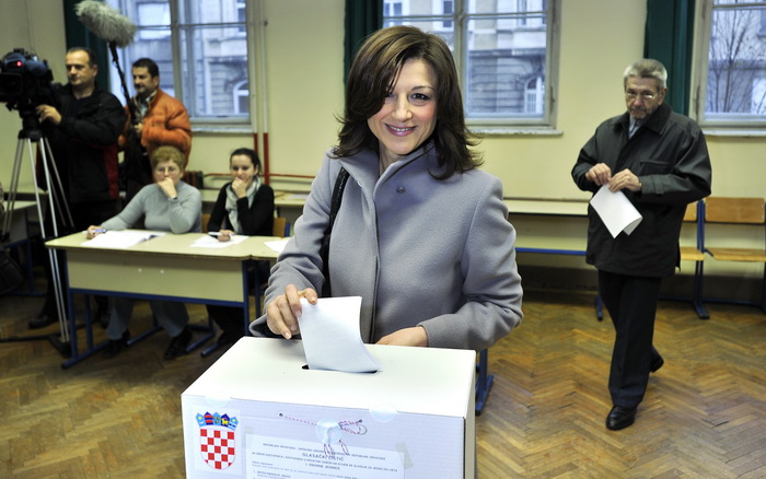 Zagreb, 041211.
Parlamentarni izbori 2011.
Izborno mjesto OS Petra Zrinskog, Krajiska 9.
Na slici: glasovanje Sanje Milanovic, supruge Zorana Milanovica (Kukuriku koalicija).
Foto: Boris Kovacev / CROPIX