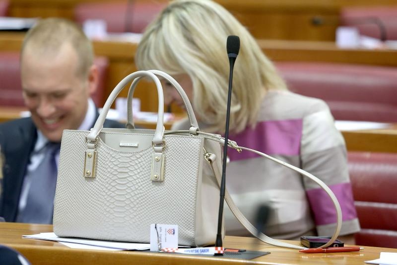 Ingrid Antičević Marinović svojim modnim izričajem razbija saborsko sivilo. Foto: Patrik Maček/PIXSELL Ingrid Antičević Marinović svojim modnim izričajem razbija saborsko sivilo. Foto: Patrik Maček/PIXSELL