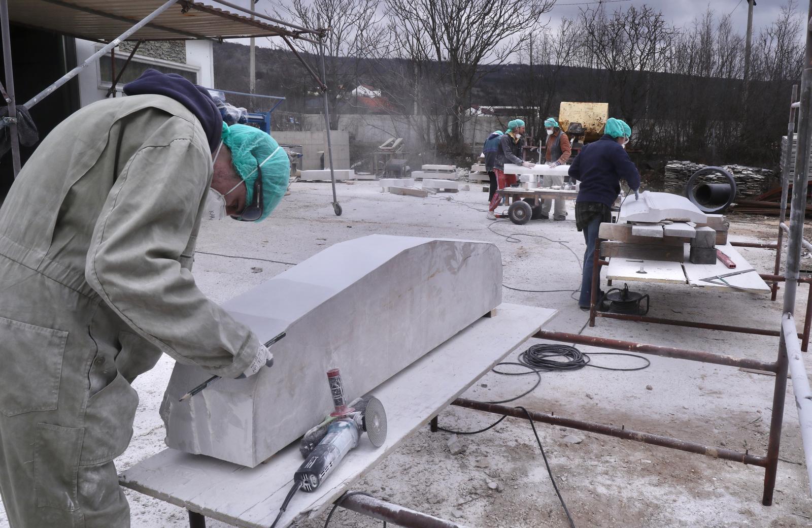 Mladi europski kipari stigli u Imotski, punom parom rade spomenik kultnom Mercedesu Mladi europski kipari stigli u Imotski, punom parom rade spomenik kultnom Mercedesu