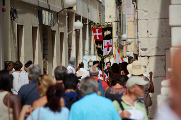 Vitezovi vranski na Narodnom trgu (foto:Saša Čuka) Vitezovi vranski na Narodnom trgu (foto:Saša Čuka)