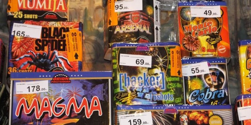 Pocela je slobodna prodaja raketa, topovskih udara, lanaca i svih drugih pirotehnickih sredstava koja se mogu upotrebljavati za stavarnje ugodjaja, vatrometa i drugih svijetlecih efekata tijekom praznicnih dana. Photo: Dusko Marusic/PIXSELL Autor Dusko Pocela je slobodna prodaja raketa, topovskih udara, lanaca i svih drugih pirotehnickih sredstava koja se mogu upotrebljavati za stavarnje ugodjaja, vatrometa i drugih svijetlecih efekata tijekom praznicnih dana. Photo: Dusko Marusic/PIXSELL Autor Dusko