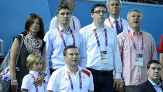 London, 120812.
Vaterpolo Arena.
Hrvatska muska vaterpolo reprezentacija pobijedila je u finalnoj utakmici protiv Italije tijekom Olimpijskih Igara u Londonu.
Na fotografiji: Hrvatska je osvojila zlatnu medalju, premijer Zoran Milanovic sa sinom, suprugo London, 120812.
Vaterpolo Arena.
Hrvatska muska vaterpolo reprezentacija pobijedila je u finalnoj utakmici protiv Italije tijekom Olimpijskih Igara u Londonu.
Na fotografiji: Hrvatska je osvojila zlatnu medalju, premijer Zoran Milanovic sa sinom, suprugo