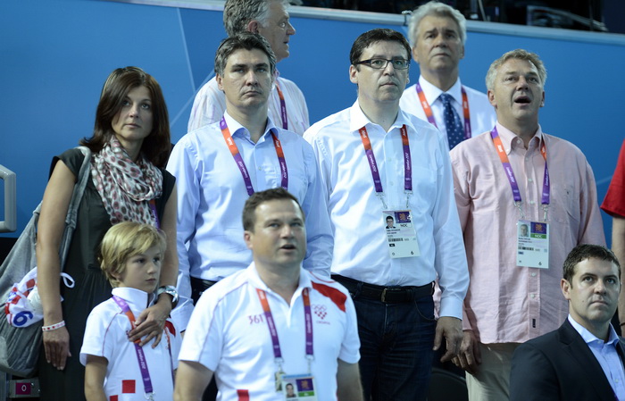 London, 120812.
Vaterpolo Arena.
Hrvatska muska vaterpolo reprezentacija pobijedila je u finalnoj utakmici protiv Italije tijekom Olimpijskih Igara u Londonu.
Na fotografiji: Hrvatska je osvojila zlatnu medalju, premijer Zoran Milanovic sa sinom, suprugo London, 120812.
Vaterpolo Arena.
Hrvatska muska vaterpolo reprezentacija pobijedila je u finalnoj utakmici protiv Italije tijekom Olimpijskih Igara u Londonu.
Na fotografiji: Hrvatska je osvojila zlatnu medalju, premijer Zoran Milanovic sa sinom, suprugo