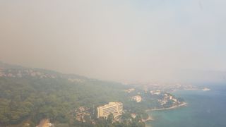 Zračne snage i vojnici gase veliki požar na Pelješcu