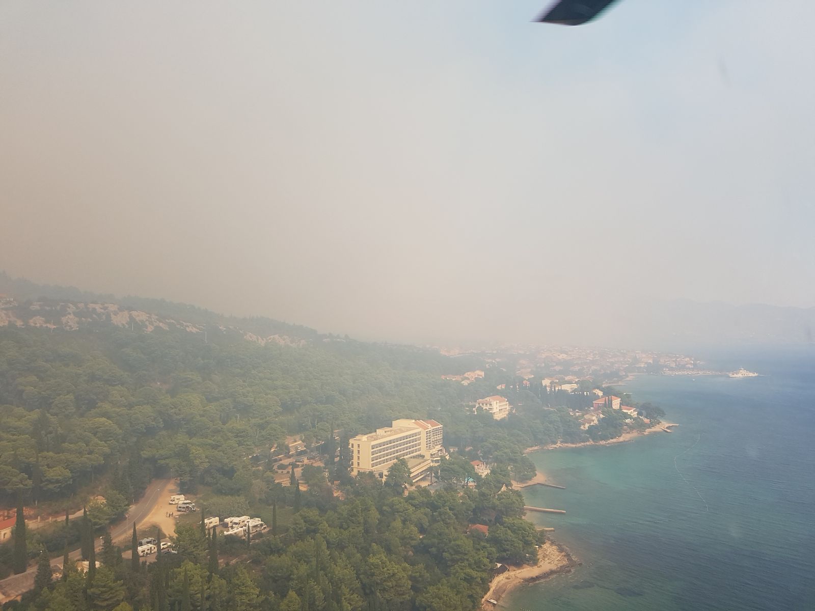 Zračne snage i vojnici gase veliki požar na Pelješcu