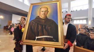 Zadarski nadbiskup Puljić predvodio svetu misu u Kistanjama povodom obilježavanja obljetnice proglašenja blaženim Serafina Kodića Zadarski nadbiskup Puljić predvodio svetu misu u Kistanjama povodom obilježavanja obljetnice proglašenja blaženim Serafina Kodića