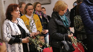 Cvjetnica 20. ožujka 2016: Nakon blagoslova maslinovih grančica, nadbisku Želimir Puljić predvodio je procesiju do katedrale sv. Stošije gdje je služio misno slavlje na kojem se pjevala Muka našeg Gospodina Cvjetnica 20. ožujka 2016: Nakon blagoslova maslinovih grančica, nadbisku Želimir Puljić predvodio je procesiju do katedrale sv. Stošije gdje je služio misno slavlje na kojem se pjevala Muka našeg Gospodina