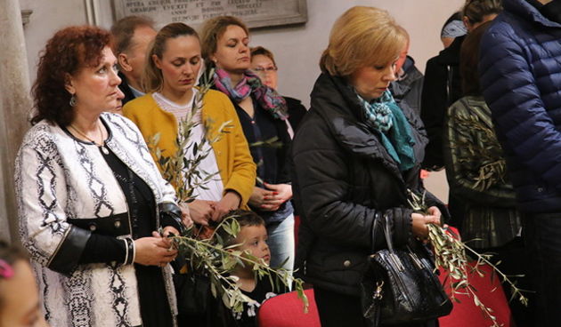 Cvjetnica 20. ožujka 2016: Nakon blagoslova maslinovih grančica, nadbisku Želimir Puljić predvodio je procesiju do katedrale sv. Stošije gdje je služio misno slavlje na kojem se pjevala Muka našeg Gospodina